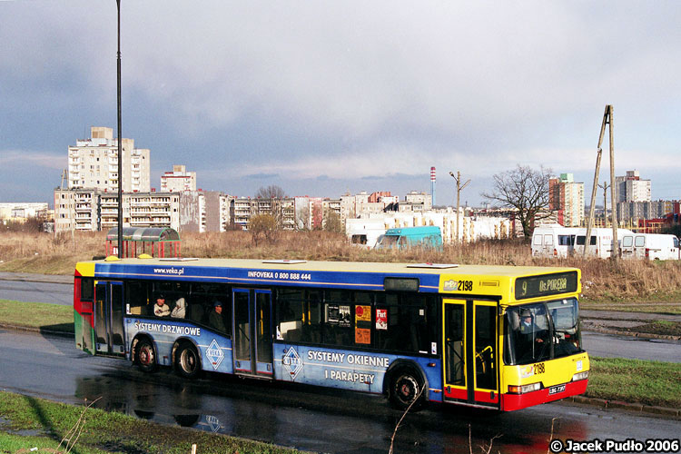 2198
Neoplan na tle bloków Czubów wybudowanych na przełomie lat 80. i 90. z wielkiej płyty w technologii W-70.
