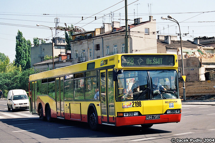 2198
Neoplan - elegancki, nowoczesny, niskopodłogowy i przestronny autobus, lubiany przez pasażerów, robił furorę w Lublinie pod koniec lat 90. Dobór wielkościowy taboru nieodpowiedni do linii - nie tak często kursującej 28, podczas gdy na 57 czy 10 jeździły pojedyncze wozy. Problem typowy dla MPK przez wiele lat.
