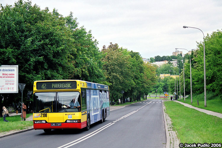 2198
Po lewej zieleń Czechowa, a dalej w tle, za doliną Czechówki, zabudowania Wieniawy.
