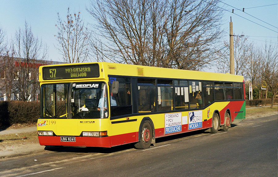 2199
Neoplan 2199 został wcześnie skasowany z powodu pęknięć kratownicy, dlatego nie ma wielu zdjęć w Internecie. Tu na linii 57, na wyświetlaczu jeszcze Mełgiewska Daewoo, choć samo Daewoo zbankrutowało już nieco wcześniej. fot. Lucas 
