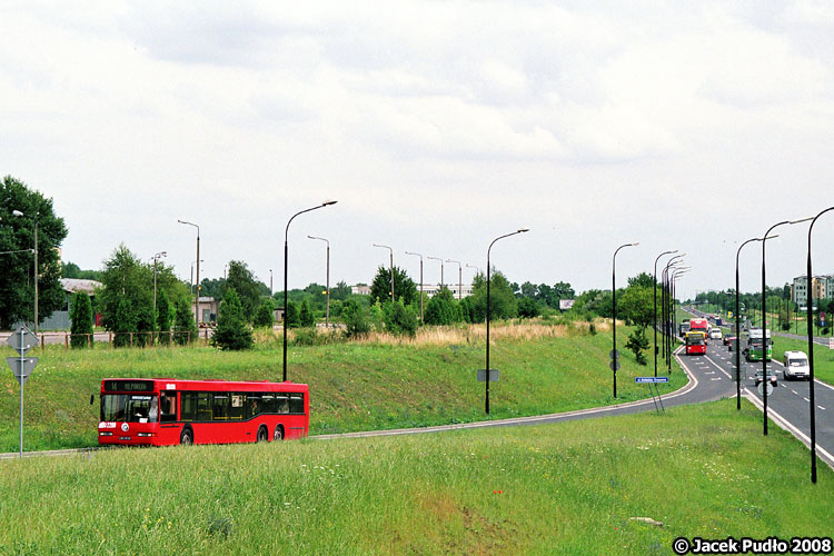 2200
Szeroka trasa, dużo zieleni, mały autobus na tym tle - trochę jak na makiecie.
