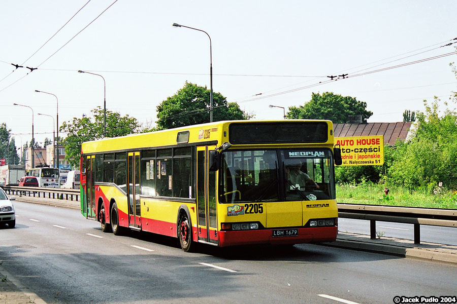 2205
W 2011 roku można było się spodziewać, że po dostawach Citaro G, Neoplany N4020 ulegną przerzedzeniu. Szkoda było mi tych wozów, bo były wygodne dla pasażerów i przyjemne w jeździe.
