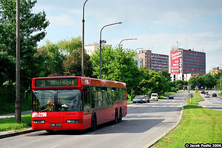 2206
2006 rok. Neoplan przemalowany na czerwono. Ulica z miejscem na tramwaj. W 2010 mówiono że tramwaj będzie w Płocku, w Olsztynie, ale w Lublinie się nie zanosiło.
