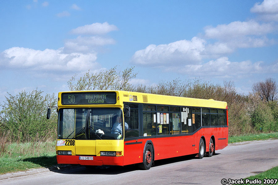2208
Neoplan pod zajezdnią Majdan Tatarski ruszył na drugi koniec miasta.
