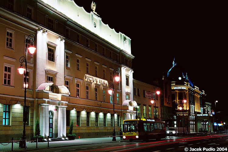 2210
Po lewej widoczny budynek Poczty Głównej, a za jelczem znajduje się czterogwiazdkowy hotel Lublinianka. Wszystko piękne oświetlone w nocy. 
