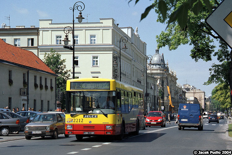 2212
2212 bardzo długo utrzymał się z oryginalnym, malowanym od szablonu numerem. Dopiero w 2004 przeszedł remont ze zmianą malowania na kwadratowe.
