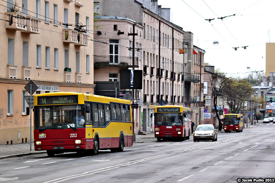 2212 2224 2186
W niewielkich odstępach czasu odjeżdżają w niedzielę z przystanku linie 14, 11 i 9. 
