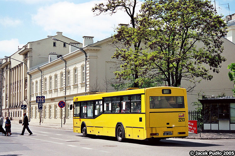 2213
Jelcze M121M od 2002 roku, po naprawach głównych, zaczęto malować w jeden z kilku kolejnych wariantów malowania firmowego lub, tak jak powyższego 2213, w przypadkowe kolory, potencjalnie do wykorzystania pod reklamy. Jak się później okazało, reklamy w starym stylu niemal zanikły na rzecz naklejanych cało- lub półpojazdowych. Nie mniej jednak malowanie wozów w przypadkowe barwy negatywnie odbiło się na estetyce, gdyż przed 2002 wszystkie jelcze i neoplany były w ładnych, jednolitych barwach.
