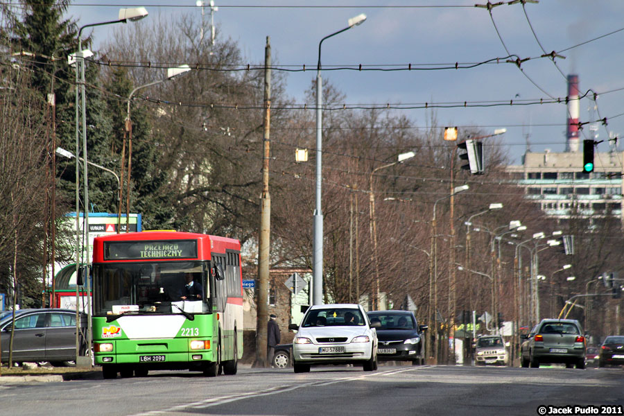 2213
Wyjazd na podmianę za zepsuty autobus. Bardzo długa ogniskowa daje kosmiczne skrócenie perspektywy i wszystko wygląda inaczej - komin odległej o 5 kilometrów dawnej fabryki samochodów wygląda, jakby wyrastał z dachu wieżowca na Karłowicza. Komiczna jest też widoczna po prawej toyota yaris z pałąkami.

