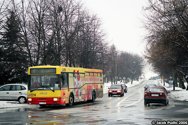2214
Po 2003 roku nastała plaga kwadratowego malowania i plaga naklejanych na szyby foliowych reklam. Pierwszy z tych problemów rozwiązano w 2005 roku, drugi jest zauważalny i dzisiaj, choć częściej na prywatnych autobusach.
