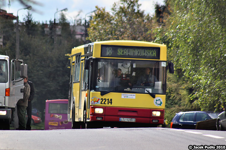 2214
Widziany z potężnej odległości jelcz omija tarasującą mu drogę ciężarówkę.
