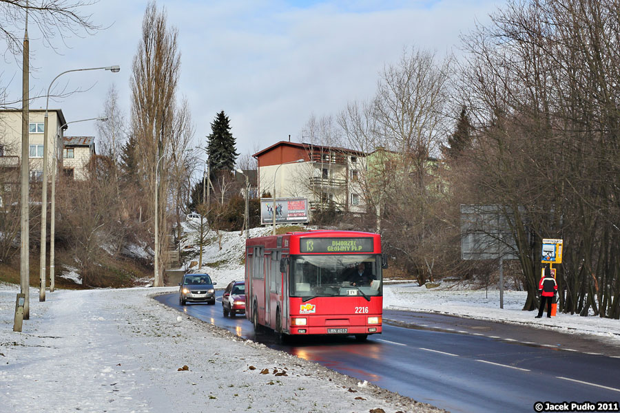 2216
Ostry zjazd a na nim 13, z której chętnie korzystają mieszkańcy Czechowa. Wydaje się, że przypada im do gustu jej zakręcona trasa - jadąc z Paderewskiego na początku jest to linia o charakterze osiedlowym - zalicza wszystkie możliwe ulice, potem jeszcze całą Wieniawę i dalej już pełni funkcję połączenia z centrum i dworcem kolejowym.
