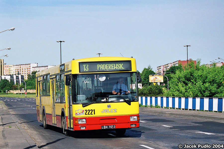 2221
Trzynastka przejeżdża przez wiadukt nad niczym.

