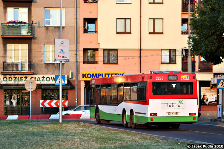 2230
Tylne nadkola od ikarusa i przednie od Miga urozmaicały wygląd neoplana przejeżdżającego przez największą drogową prowizorkę z tamtych lat.
