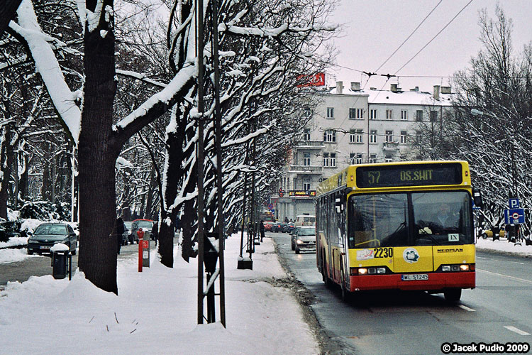 2230
Ośnieżone Racławickie, Neoplan obok słupów z lat 50.
