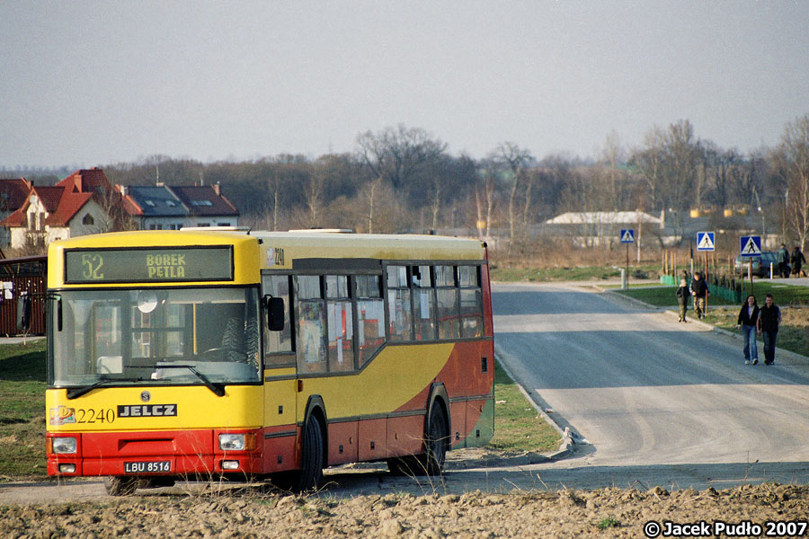 2240
Pętla na osiedlu Borek graniczy z polem ornym.

