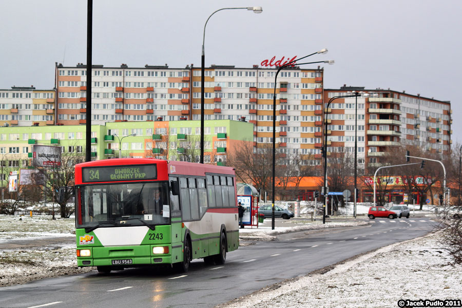 2243
W latach 70-tych w socjalistycznej urbanistyce modne były długie jak wąż bloki. No i teraz wiją się takie węże po Czechowie. Na pierwszym planie już 12-letni jelcz.
