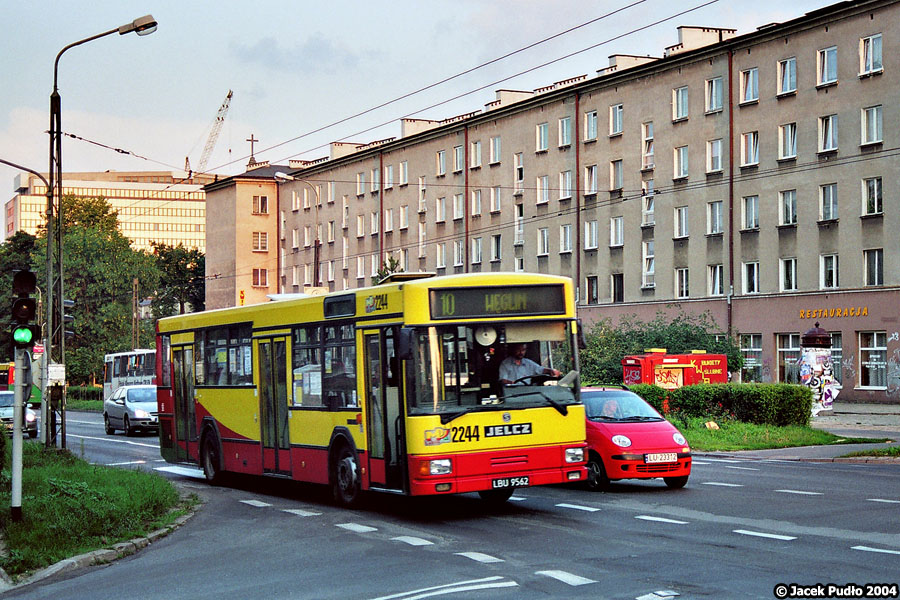 2244
Rzeczy, których już nie ma: 2244 w wygiętym, 10 na dalszej części Racławickich, niedocieplone bloki osiedla "ZOR Zachód", wąska Poniatowskiego. Budka z kwiatami też już się zmieniła. W tle jedzie biały 2059.
