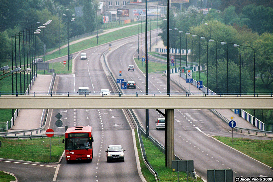 2244
Linia 15, szybka dowozówka z Czechowa do centrum, kursuje w dni powszednie co około 25 minut w nierównym takcie. Do maja 2006 roku tworzyły ją dwie linie 15A i 15B, kursujące trasą okrężną w przeciwne strony. Teraz zaś 15b to wybrane kursy piętnastki kursujące do osiedla Szymanowskiego. Historia lubelskich linii to naprawdę zakręcona opowieść.
