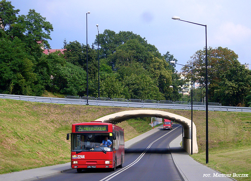 2244
Czerwony jelcz przemyka Północną, przecinającą węzeł drogowy Poniatowskiego.
