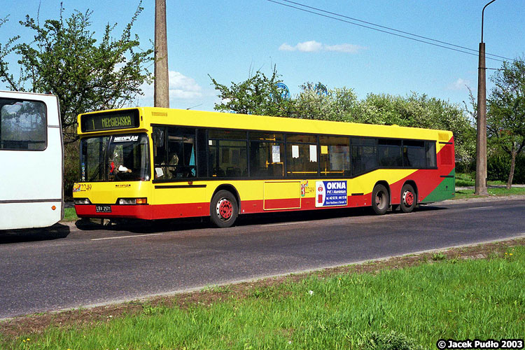 2249
Dziś to byłby Neoplan w stanie kolekcjonerskim. Oryginalne malowanie wygięte bez żadnej skazy, oryginalne nakładki na felgi. Reklamy ucywilizowane, tylko w małych ramkach. Wkrótce wszystko się popsuło i praktycznie wszystkie autobusy wyglądały jak słupy ogłoszeniowe. Dopiero malowanie miejskie przyniosło porządek.
