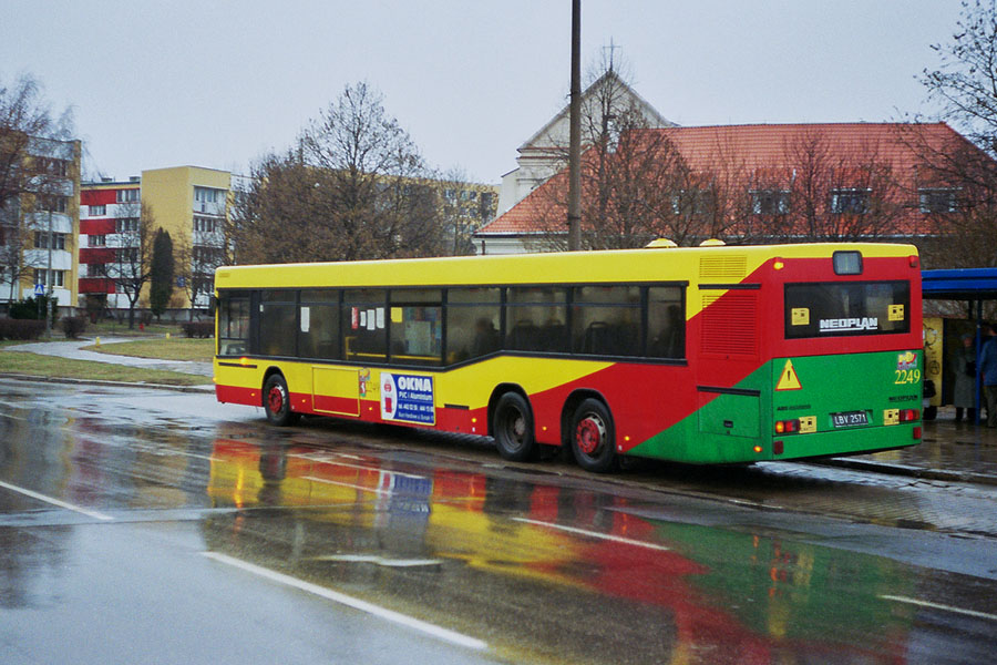 2249
Tak wyglądał za czasów świetności jedyny Neoplan z wieżą. Różnicą był nie tylko sposób zabudowy silnika, ale i jego wersja - zastosowano jednostkę stojącą zamiast leżącej.
