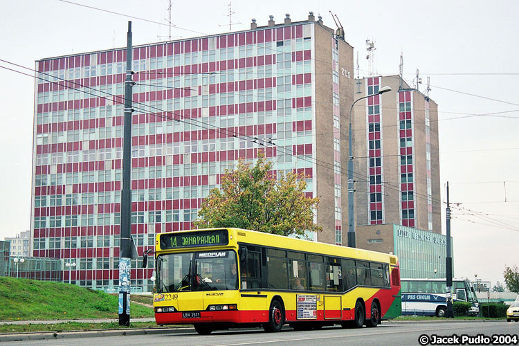 2249
Stały element rejonu Zana - biurowiec ZUS, któremu malowane na bordowo szyby wypadają jak starcowi zęby. W okolicy przybywa w ostatnich latach więcej budynków urzędowych i biurowych, stary biurowiec niebawem przestanie więc beztrosko dominować nad okolicą.
