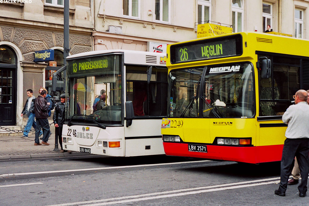 2249
3-letni wówczas Neoplan obok Jelcza równolatka. Zatrzymanie w związku z alarmem bombowym.
