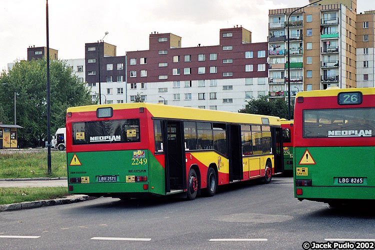 2249
Pewnego razu natrafiłem na Paderewskiego na zbiorowisko neoplanów. Zdjęcie zrobiłem tylko jednemu, bo na więcej na raz szkoda było kliszy. Autobus posiada komplet oryginalnych naklejek i pierwotne malowanie.

