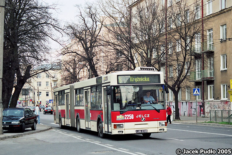 2250
Lipy z lewej strony ulicy i tak ładny wygląd 2250 są już tylko wspomnieniem.
