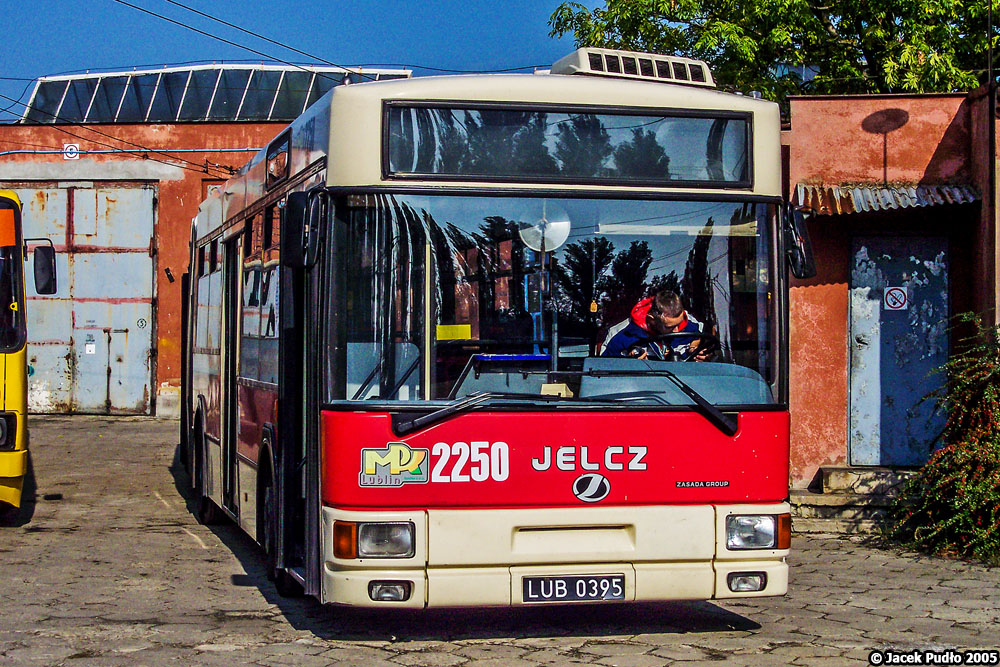 2250
Kremowo-czerwony był piękny. Autobusy przegubowe w układzie pchanym, tj. z silnikiem w tylnym członie, miewają problemy na oblodzonej nawierzchni - środkowa oś ucieka w bok i przegubowiec się składa.

