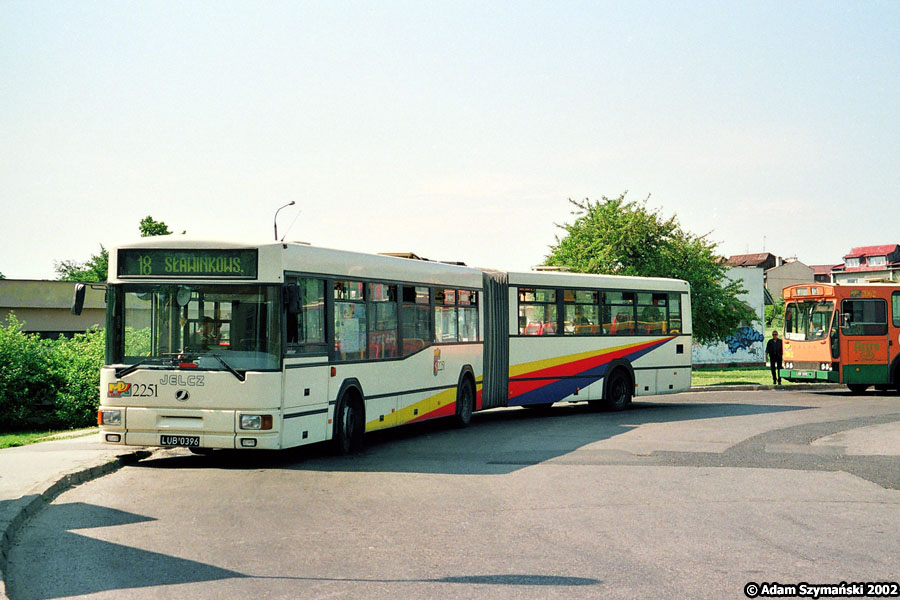 2251
2251 do twarzy było w jasnej, kremowej barwie. Wówczas flotę autobusów wielkopojemnych stanowiły w Lublinie najliczniejsze Ikarusy - około 60 sztuk, blisko 30 Neoplanów N4020 i właśnie 3 Jelcze M181.

