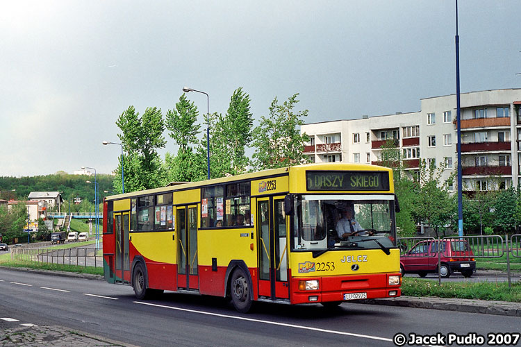 2253
Niestety, tak ładnie pomalowany autobus to już rarytas.
Słowa kluczowe: 120M/3