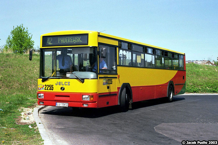 2255
Na starej pętli na Porębie autobusy wdzięcznie pozowały do słońca. Na zdjęciu czysty, nowy i ładny 2255. Autobus w tym czasie prezentował się jeszcze bardzo dobrze. Wyświetlacze w nocy były skuteczniej podświetlone, przez co wóz z daleka wyróżniał się na plus wobec Jelczy M121M. Na szybach widoczna już plaga plakatów reklamowych.
