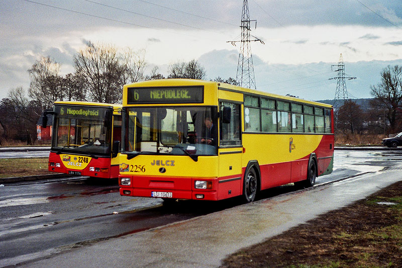 2256
Nie do końca ostre zdjęcie najnowszych w 2003 roku autobusów w taborze MPK.
