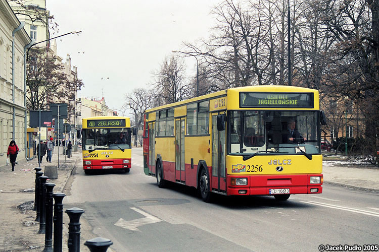 2256
Spotkanie dwóch stodwudziestek. Wyprostowane malowanie w okolicach drugiego nadkola to ślad po kolizji z ciężarówką.
