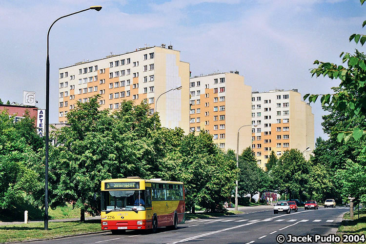 2256
4-letni, ale wciąż błyszczący nowością Jelcz, na ulicy Bohaterów Monte Cassino - jeszcze bez sieci trakcyjnej.
