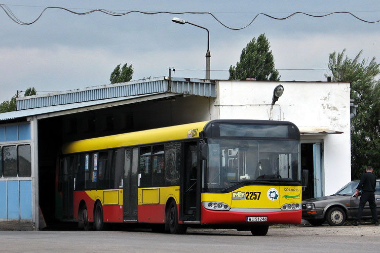 2257
Naprawa systemu ogrzewania. Intrygującym jest wykorzystanie okien autobusowych do oszklenia tej małej hali.
