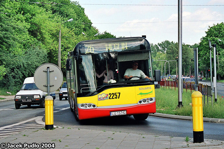2257
Kolorowy, wyjątkowy Solaris przejeżdża przez niepozorne, a istotne skrzyżowanie. Temat przebudowy tego fragmentu sieci ulicznej Lublina powraca cyklicznie od kilkunastu lat.
