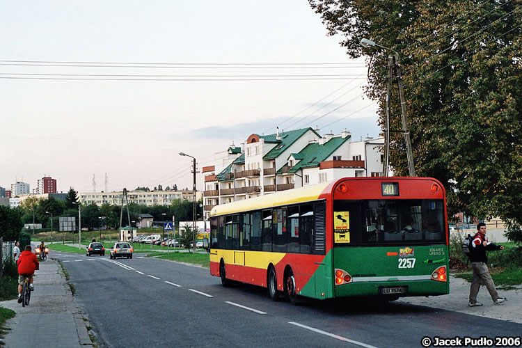 2257
Solaris za czasów świetności (przynajmniej wizualnej). Na lewym narożniku widoczne naklejki ostrzegawcze, które najpierw pojawiły się masowo na autobusach, a później miesiąc po miesiącu po prostu poznikały.
