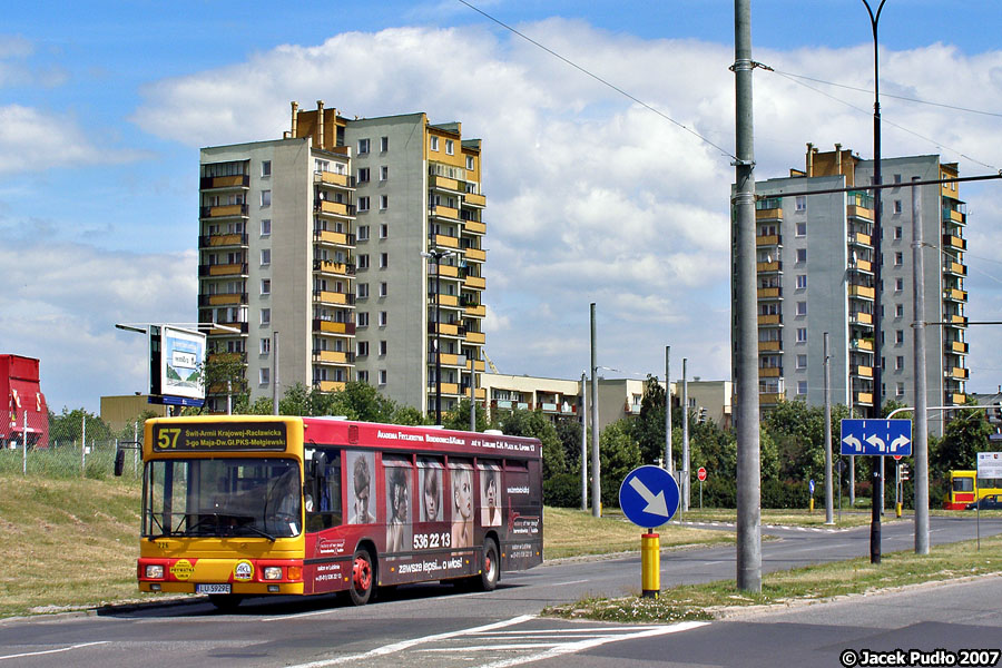 226
Graf&Stift z Postbusa przed pomalowaniem przodu w barwy Marko a la Leverkusen. Wóz ten występował na linii 57 aż do końca września. Teraz na jego miejscu jeździ przegubowy MAN z Irexu. Obok trwa montaż wysięgników na słupach trakcyjnych.
