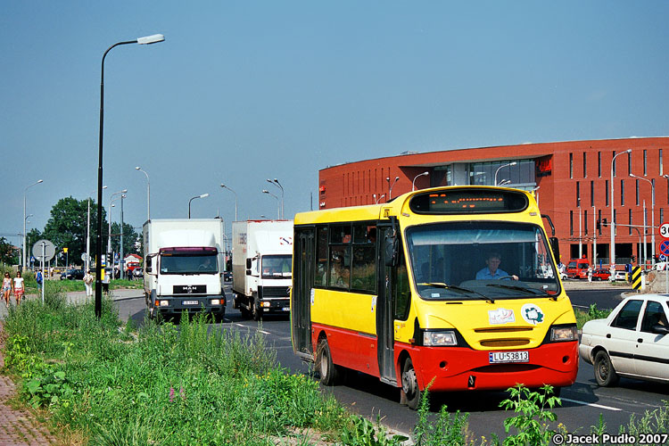 2261
Linia 73. W tle wykańczany właśnie w środku budynek Gali. Po kolizji zderzak w tej kapenie pomalowano na czerwono - to pierwsza większa modyfikacja w malowaniu tych pojazdów.
