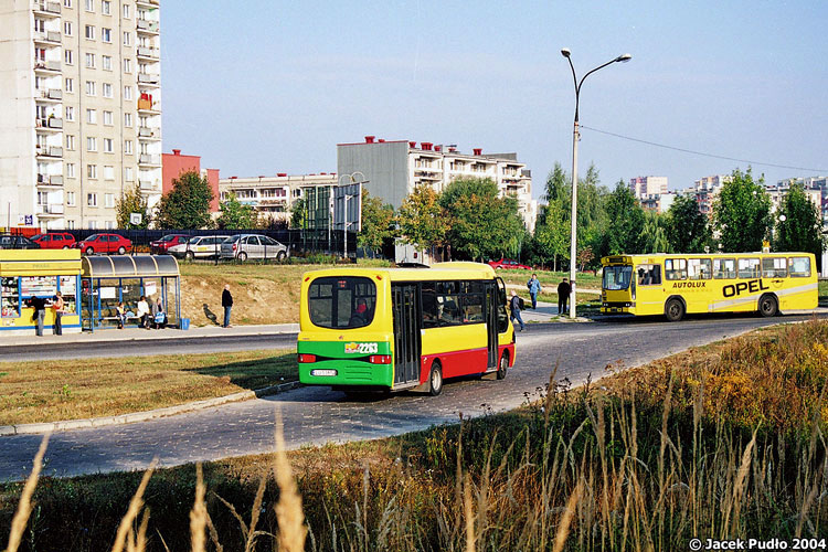 2263
Pętla na os. Widok przed niewielką przebudową z 2007 roku. Dodatkowo - przykład pierwotnej obsady linii 37 - kapeny spotykano na przemian z L11.
