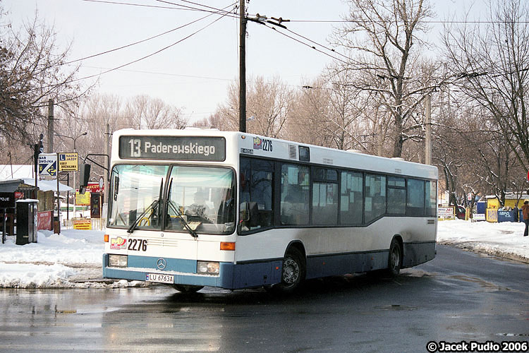 2276
Mercedesy, jako ciche, komfortowe i niezawodne wozy wyrobiły sobie dobrą opinie w MPK. Do ich wad należą słaba wentylacja (dodatkowe nadmuchy podsufitowe rzadko kiedy funkcjonują) oraz duże spalanie, godne przegubowego autobusu. Jeśli chodzi o ostatni problem - kto wie, może to kwestia złego doboru przełożenia mostu napędowego, albo nieodpowiednich ustawień sterownika skrzyni biegów?
