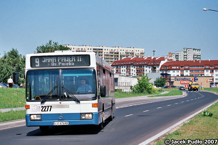 2277
W czerwcowym słońcu. Dobrze, iż prawie nie widać tej paskudnej reklamy pokrywającej cały bok, skutecznie ograniczającej widoczność z wnętrza pojazdu. 
