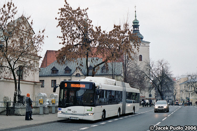 2284
Pierwszy dzień kursowania. MPK zaczęło przygodę z CNG dosyć efektownie. Pierwszym autobusem zasilanym gazem ziemnym był 18-metrowy, klimatyzowany przegubowiec, kupiony po okazyjnej cenie. Pasażerowie i przechodnie byli pod wrażeniem nowoczesnego wyglądu i nieznanego dotąd w Lublinie komfortu.
