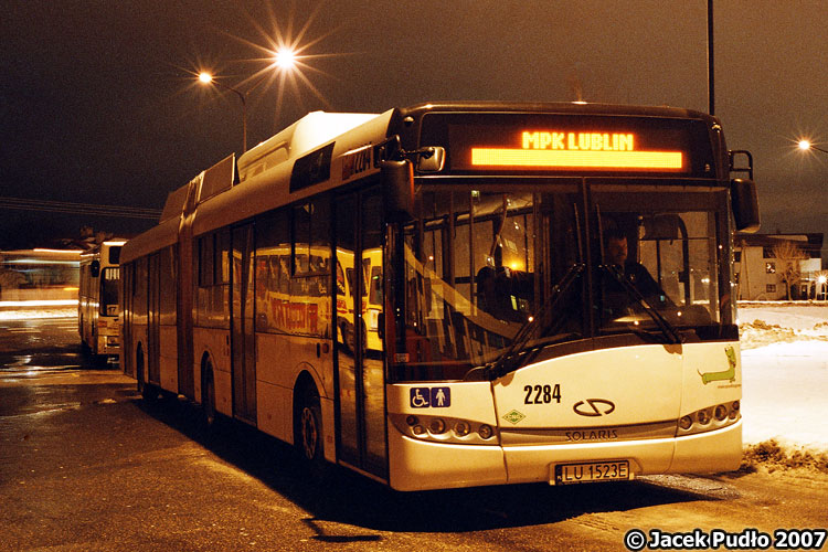 2284
Nocą biały przegubowiec nabiera jeszcze więcej uroku. Na wyświetlaczu przewijał się napis "Autobus zasilany gazem ziemnym".
