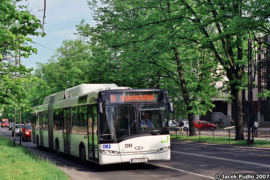 2284
Biały na gazie pośród zieleni.
