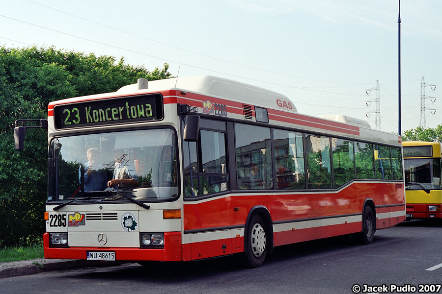 2285
Kilka dni po debiucie w ruchu liniowym. Rocznik 1998. Na plus zasługuje cicha praca silnika, na minus brak wentylacji (klimatyzacja póki co nie działa). Autobus posiada dwie pary drzwi w układzie 2-2-0, co czyni go przeznaczonym do obsługi mniej zatłoczonych linii.

