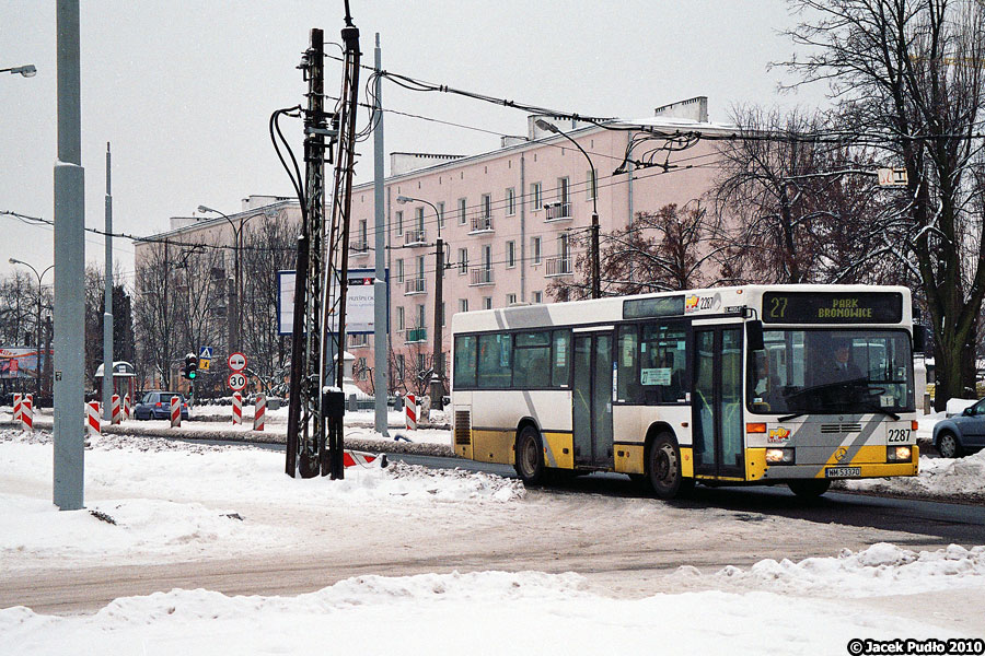 2287
Krótki mercedes na odpowiedniej dla siebie linii mija świeżo wybudowany, ośnieżony wlot nowego odcinka Krańcowej. Po oddaniu tej drogi zator na ulicach pomiędzy Bronowicami a Dziesiątą powinien się udrożnić.
